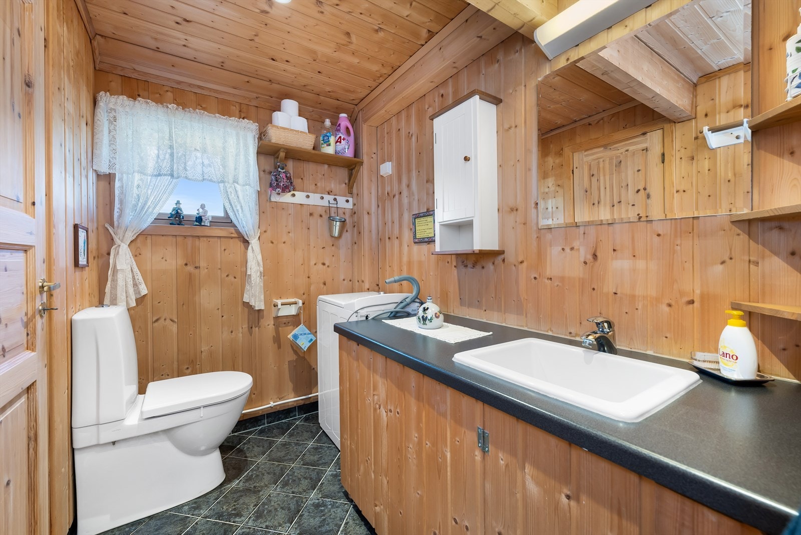 Badet er romslig, og har innredning som wc, servantinnreding, dusjnisje og opplegg for vaskemaskin. Galleribilde