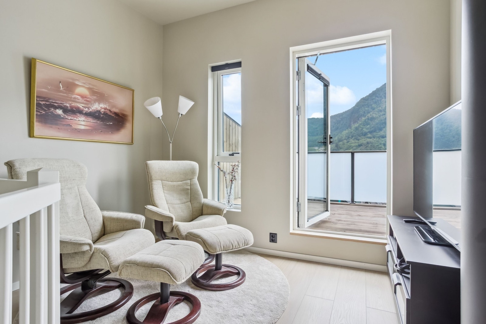 Loftstue med utgang til takterrasse Galleribilde