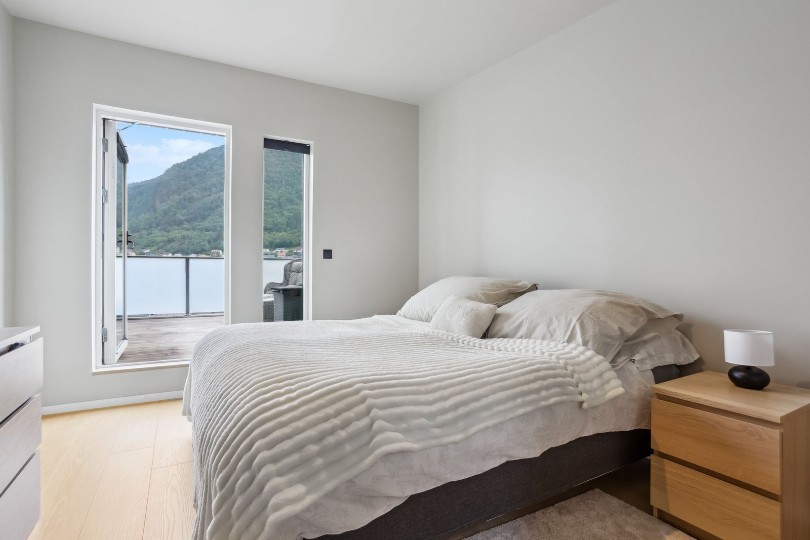 Soverom loft med utgang til takterrasse. PAX garderobe løsning som følger med boligen Galleribilde