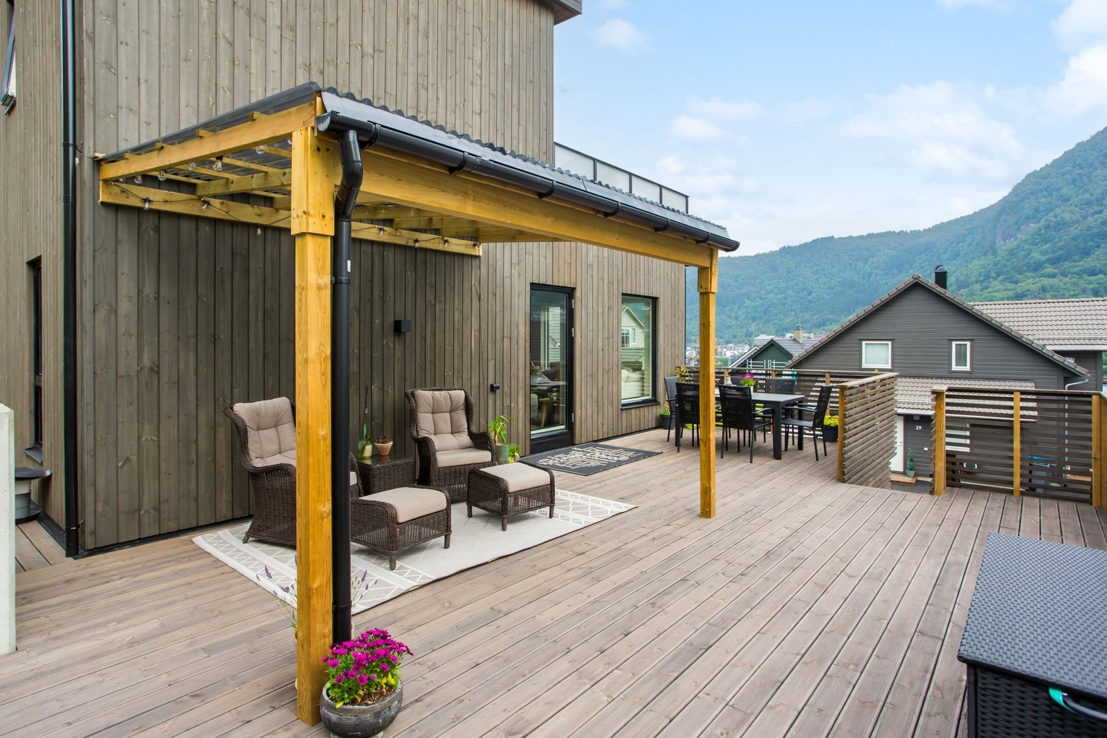 Stor terrasse med Pergola Galleribilde