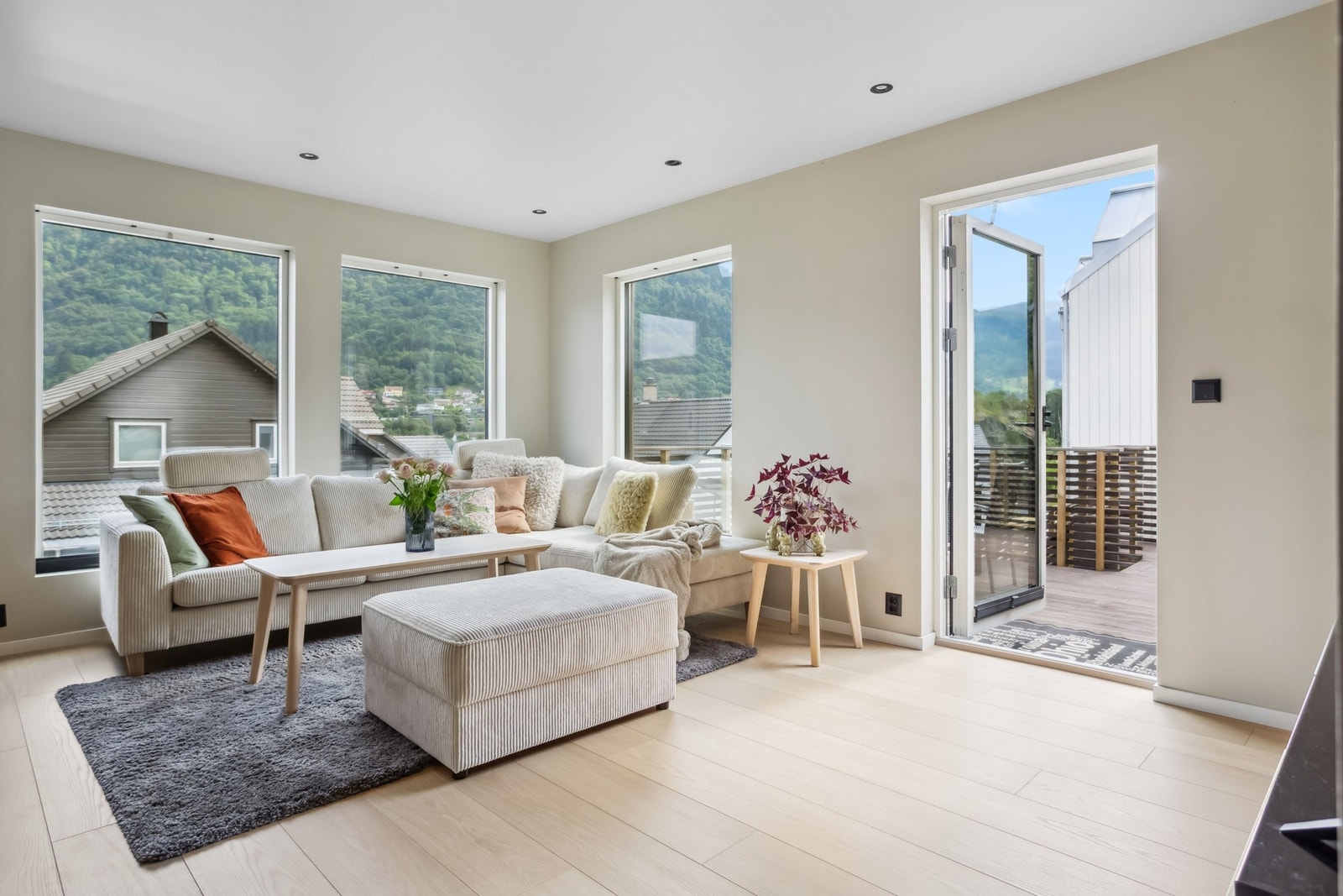 Lys og trivelig stue med store vindusflater Galleribilde