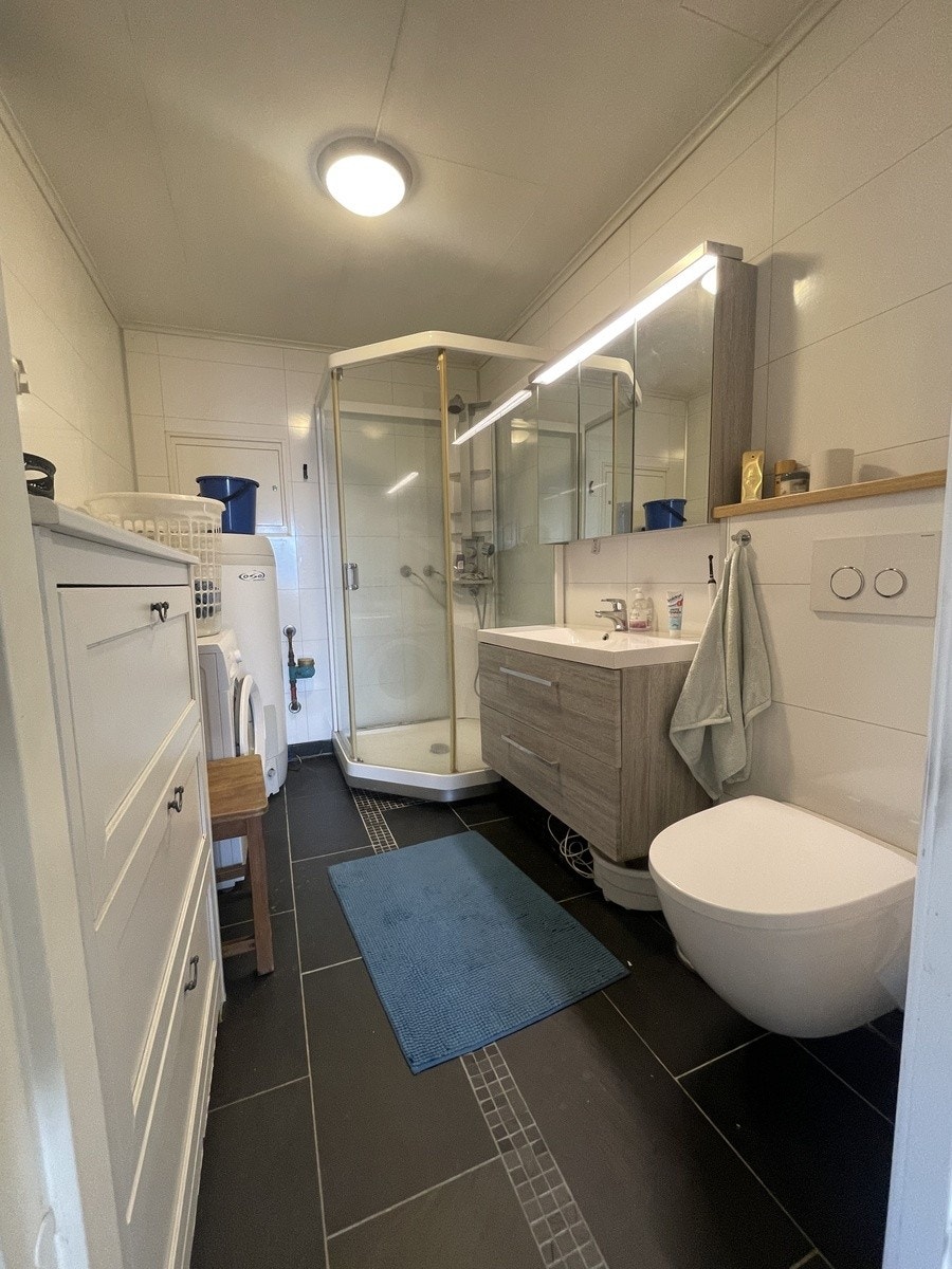 Baderom med dusjkabinett og ekstra plass til oppbevaring Galleribilde