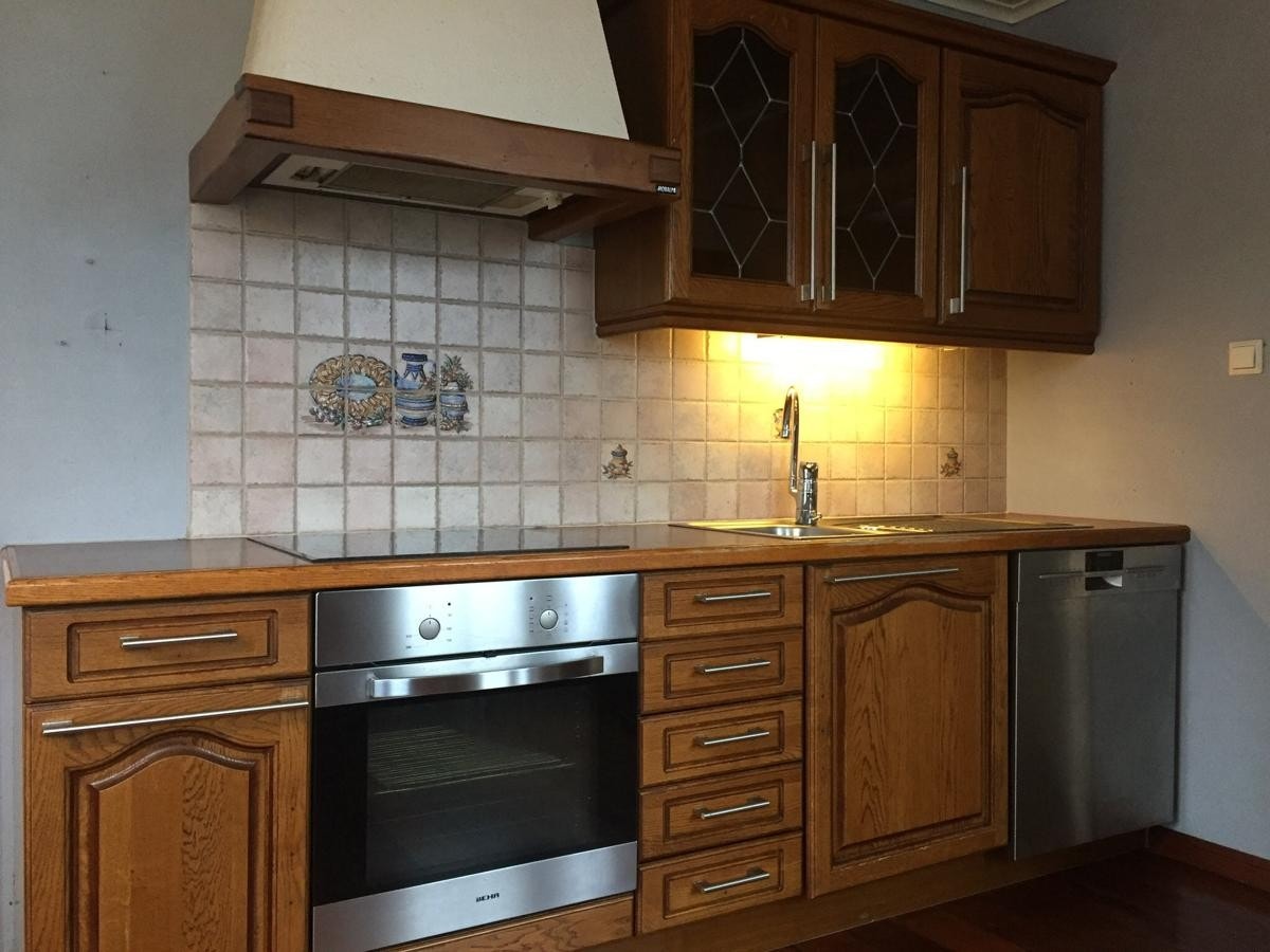 Utsnitt kjøkken med komfyr og oppvaskmaskin Galleribilde