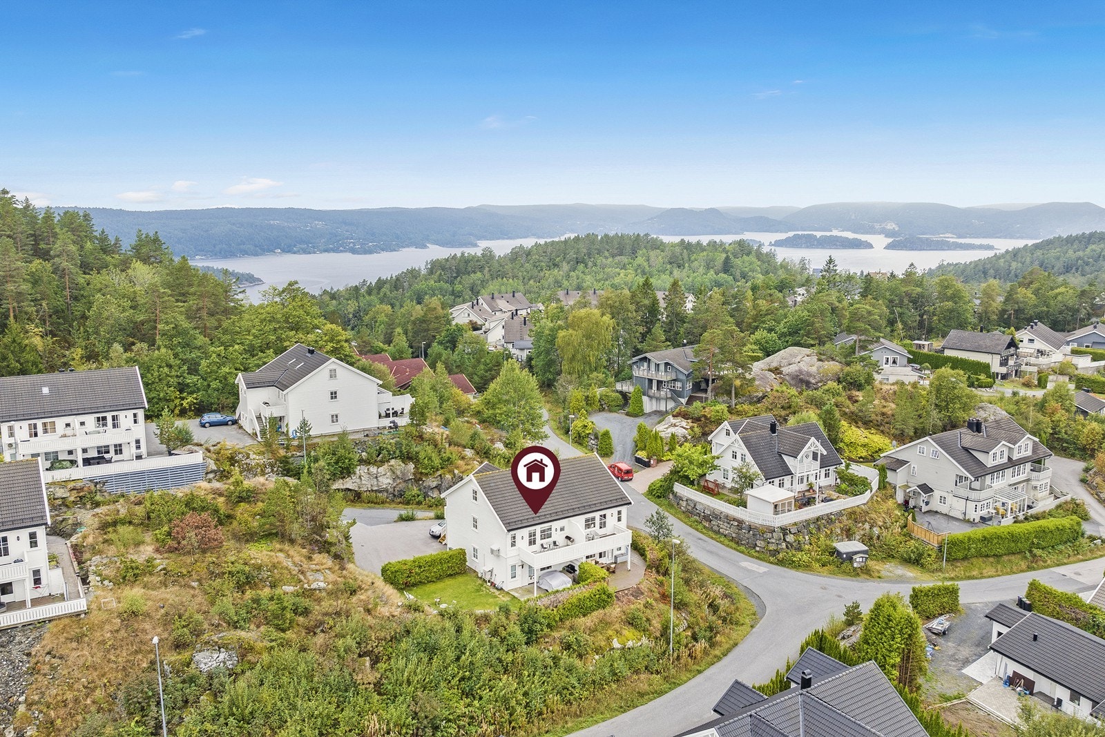 Leiligheten har attraktiv beliggenhet på Sjåen. Området egner seg veldig godt for barnefamilier, men er også et stille og rolig boligområde for alle aldersgrupper. Galleribilde