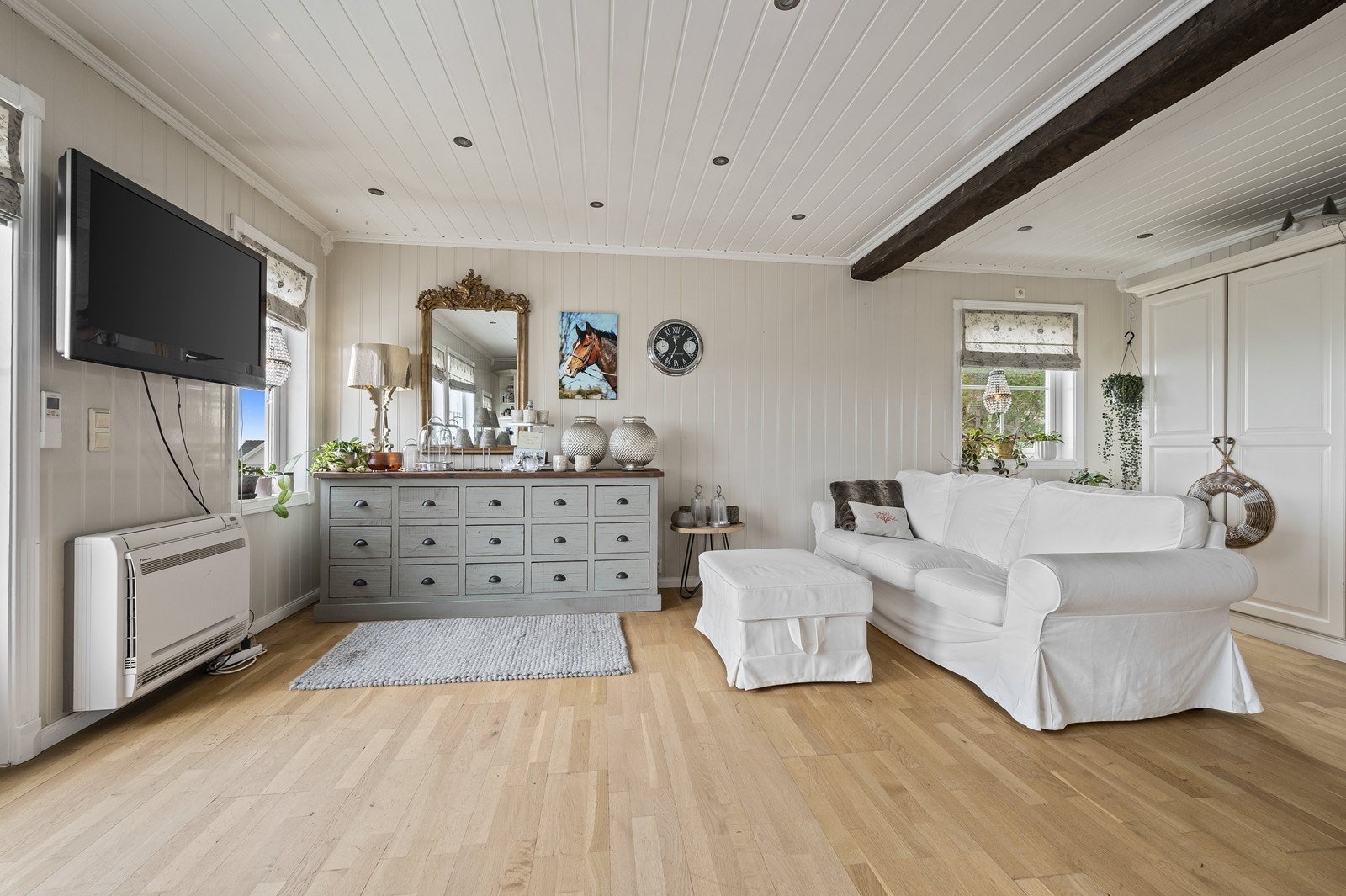 Stue med varmepumpe og utgang til veranda. Galleribilde