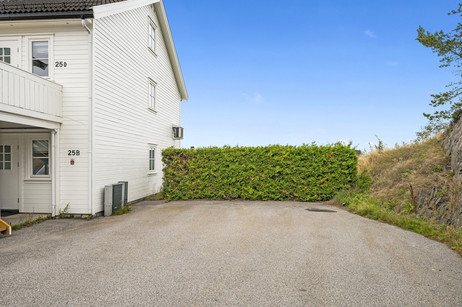 Felles parkering rett utenfor leiligheten. Galleribilde