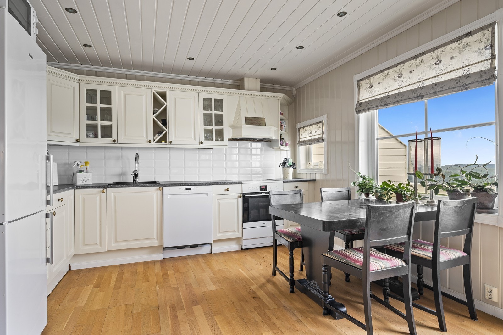 Kjøkken med innredning fra Biga, laminat benkeplate og flis mellom benk og overskap. Galleribilde