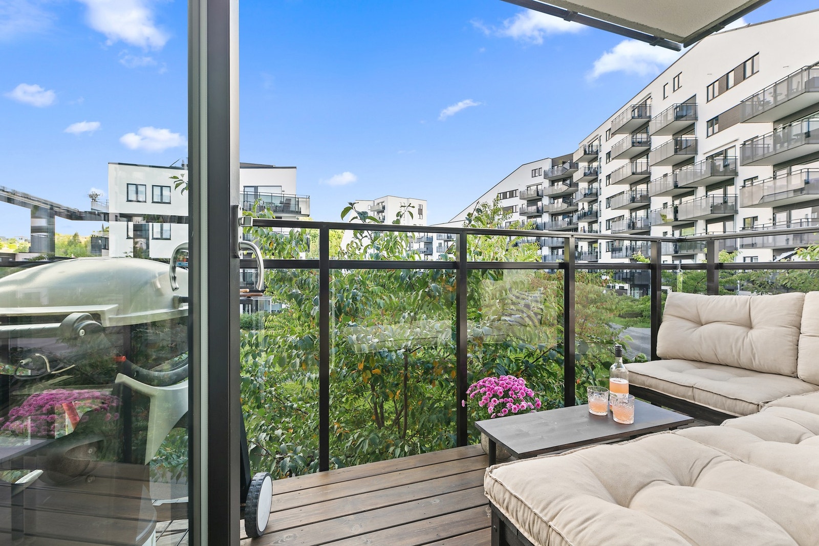 Stuen har utgang til en nordvestvendt balkong på 6 m². Galleribilde