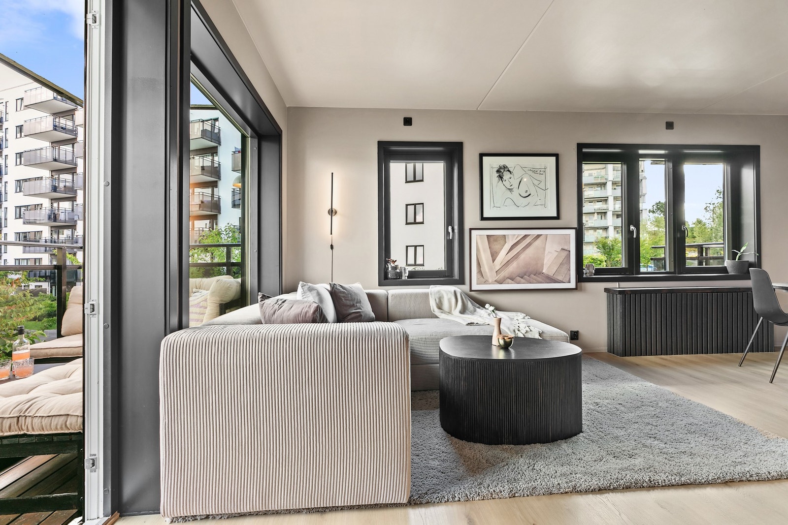 Arealet er lyst og trivelig med store vindusflater og utgang til to balkonger. Galleribilde