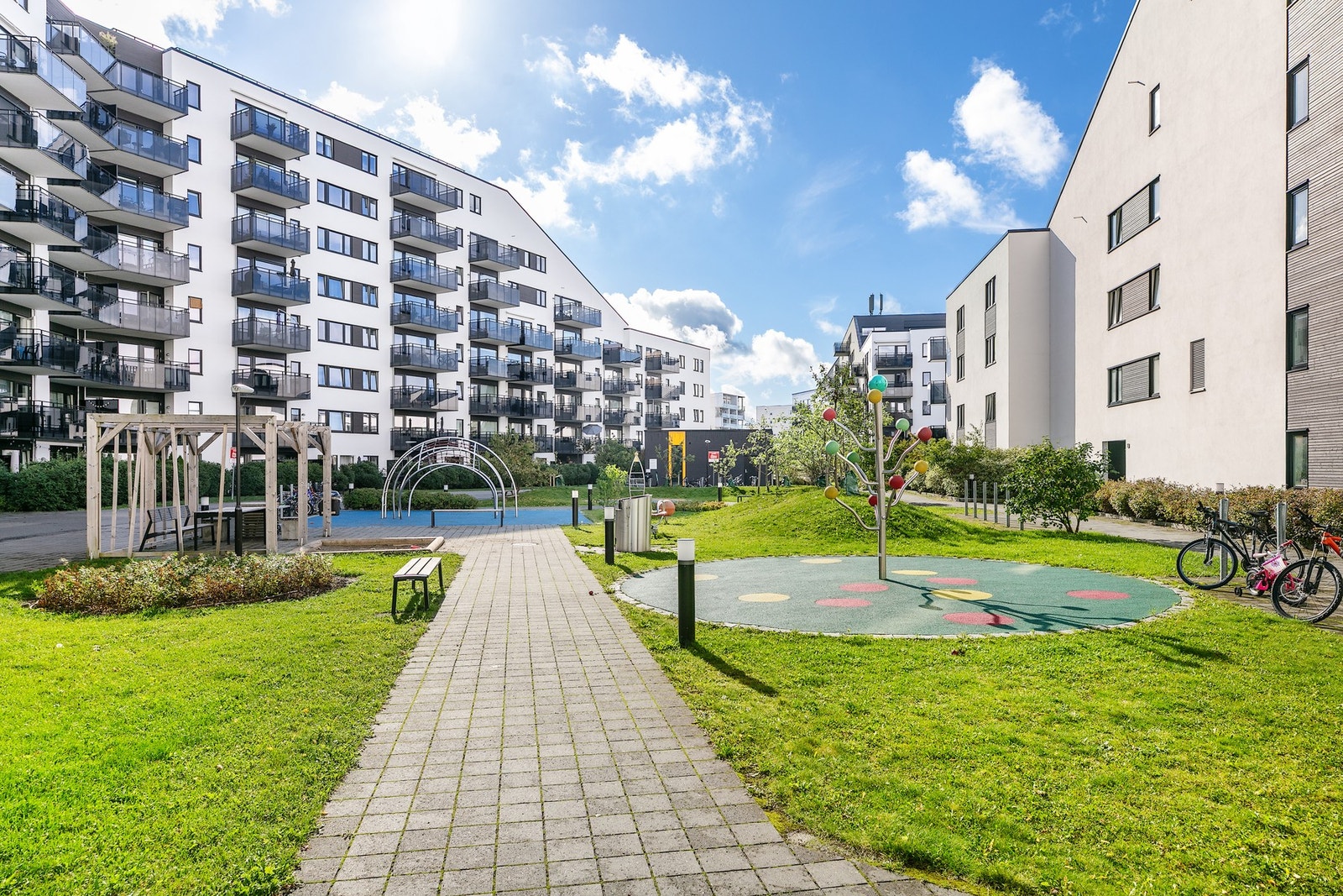 Et bilfritt, stille og barnevennlig bomiljø som gir trygghet og ro for hele familien. Galleribilde