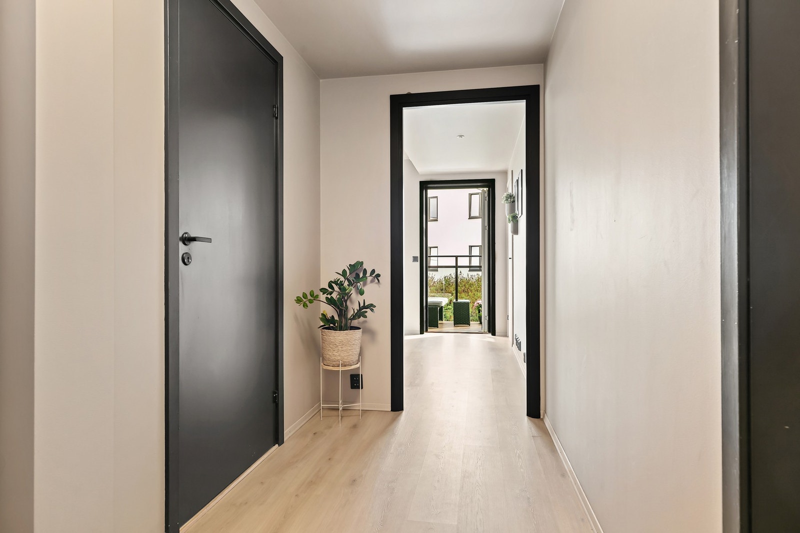 Entré har inngang til leilighetens bad/vaskerom. Galleribilde