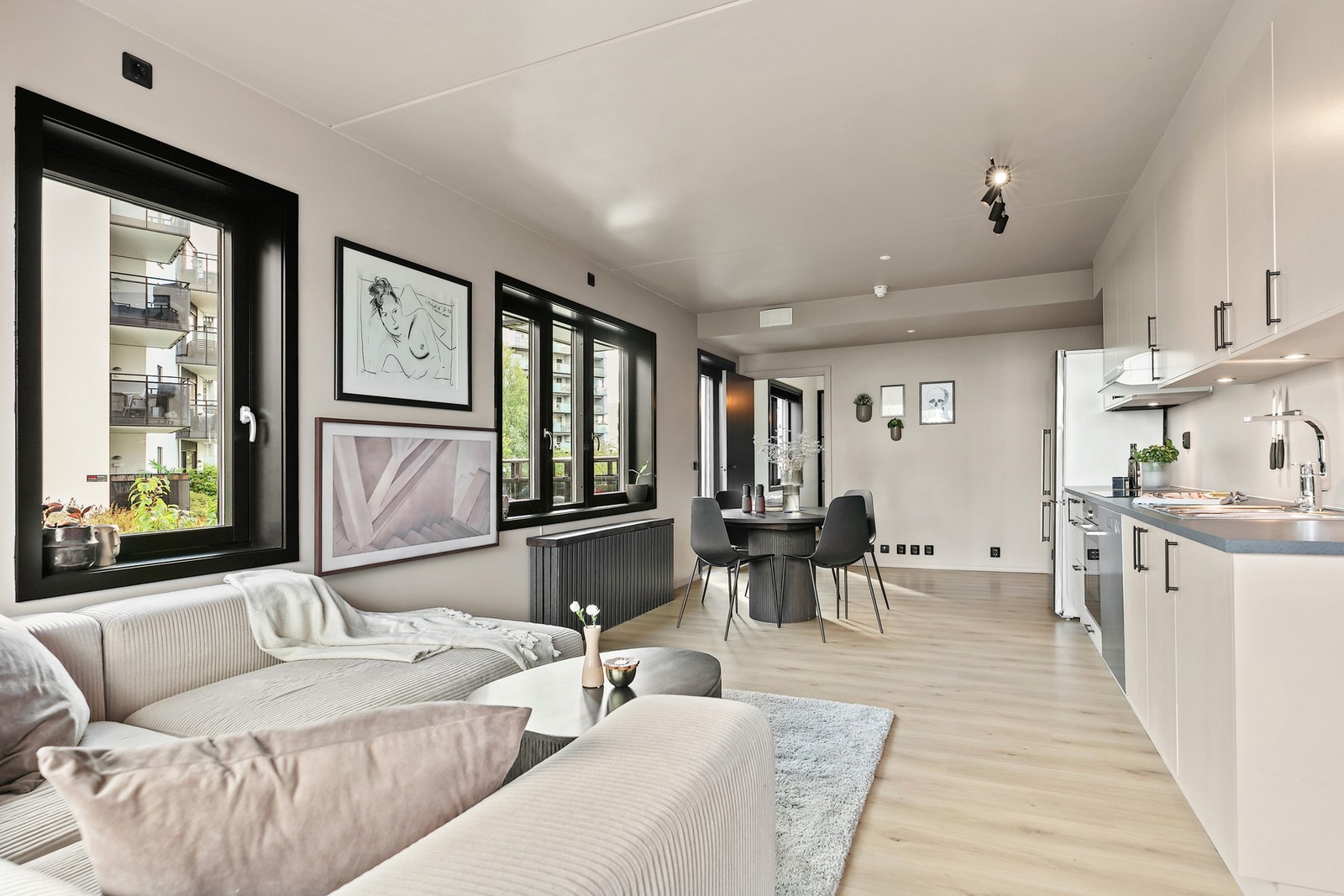 Stue og kjøkken har en arealeffektiv løsning med rom for spisestue. Galleribilde