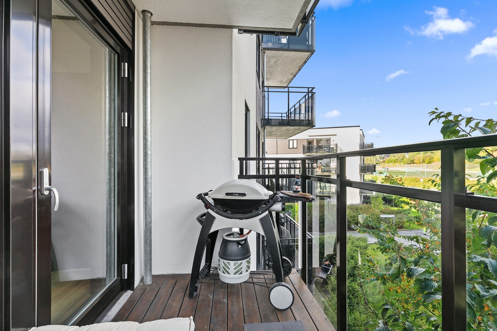 Balkongen ved stue har plass for grill og sittegruppe. Galleribilde