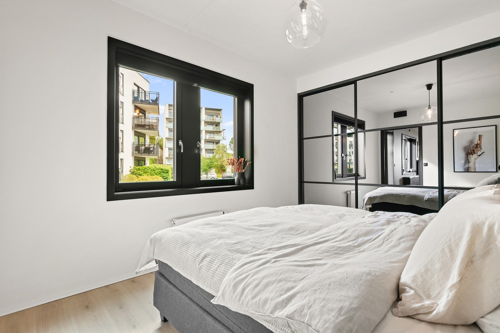 Hovedsoverommet har rikelig plass til en romslig dobbeltseng. Galleribilde