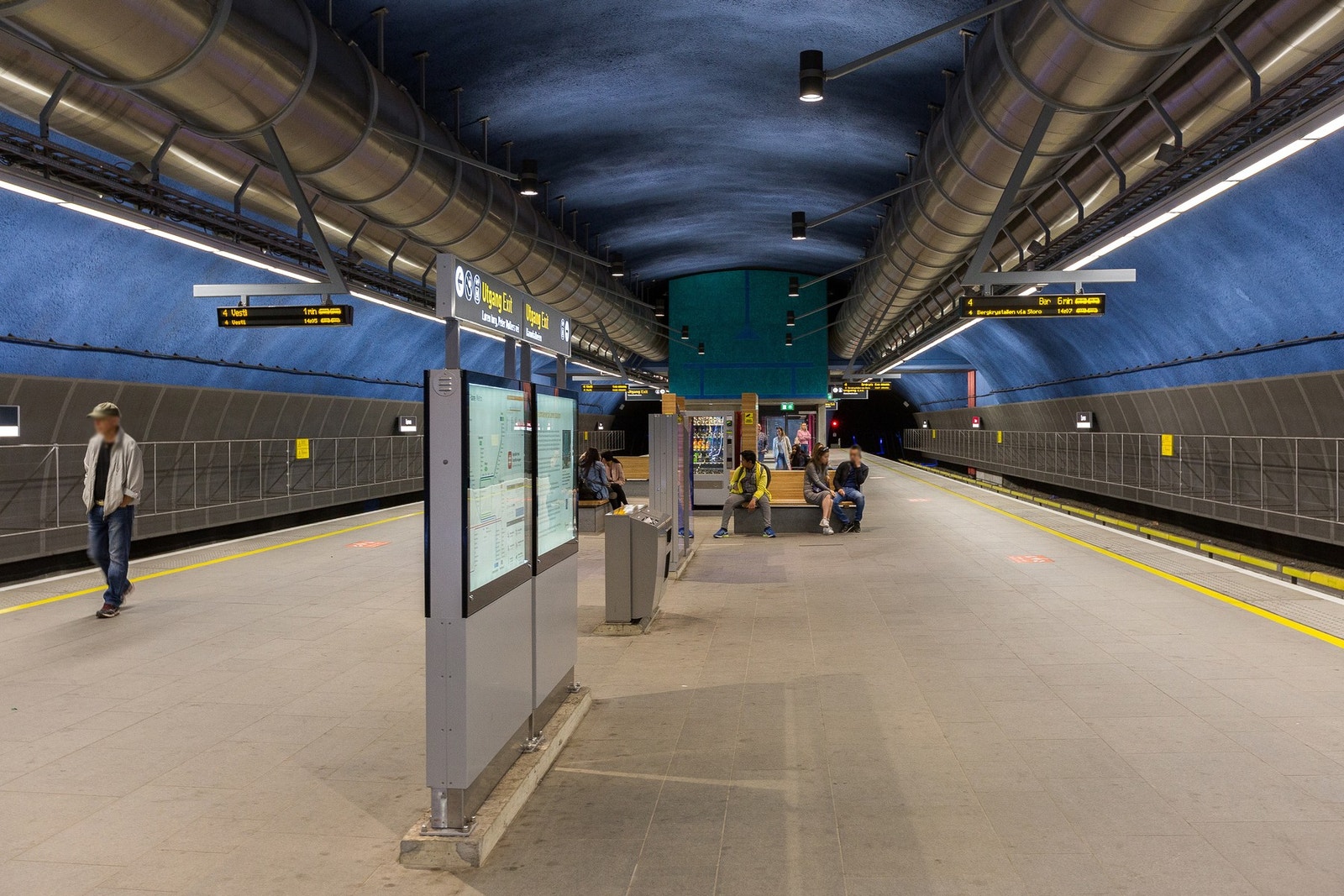 Grefsen stasjon har avganger med trikkelinje 17 og 18, i tillegg til togets linje R31 mellom Oslo S og Gjøvik. Galleribilde