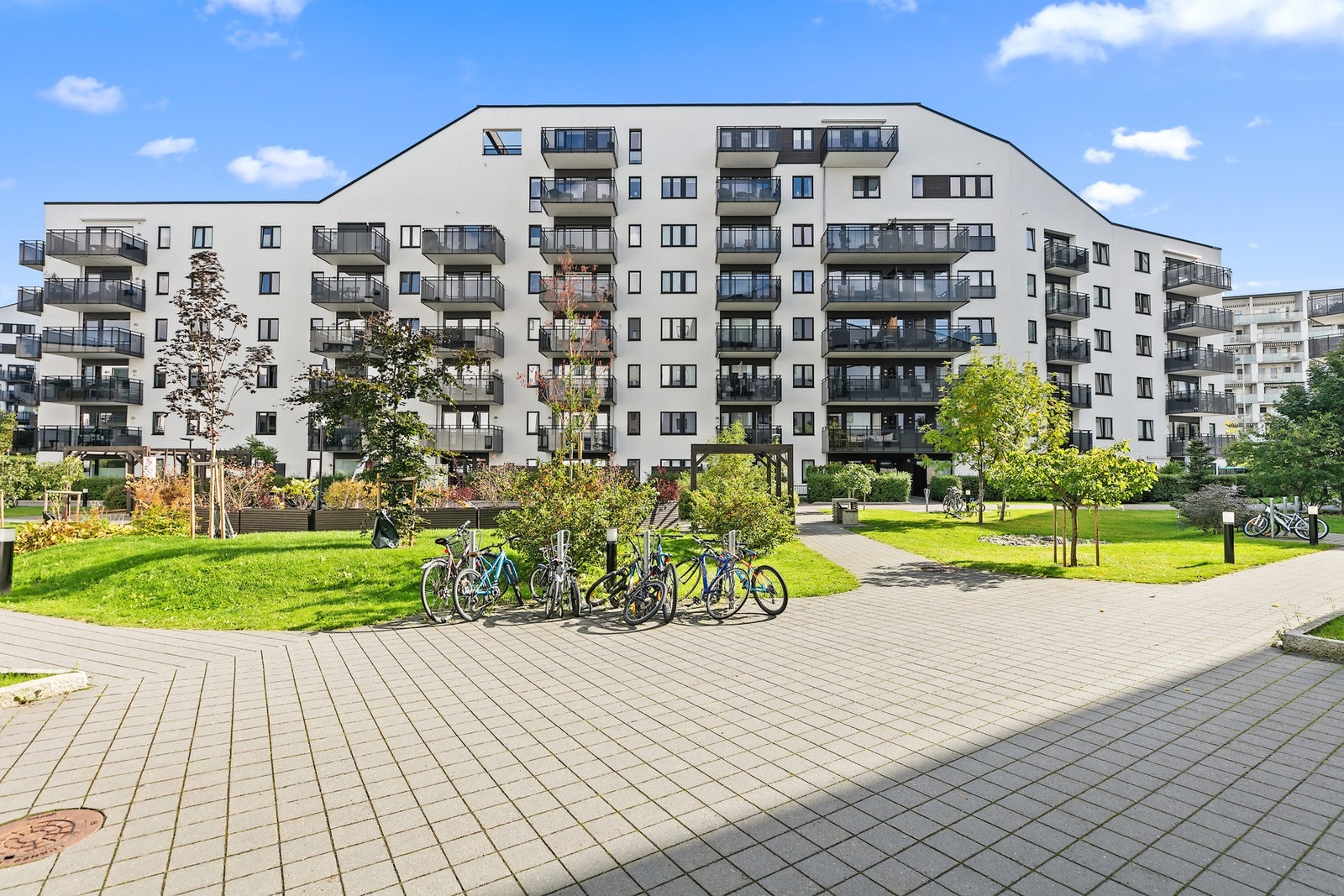 Den aktuelle leiligheten ligger særdeles skjermet til i senter av boligkomplekset oppført i 2017. Dette er et bilfritt, stille og barnevennlig bomiljø som gir trygghet og ro. Galleribilde