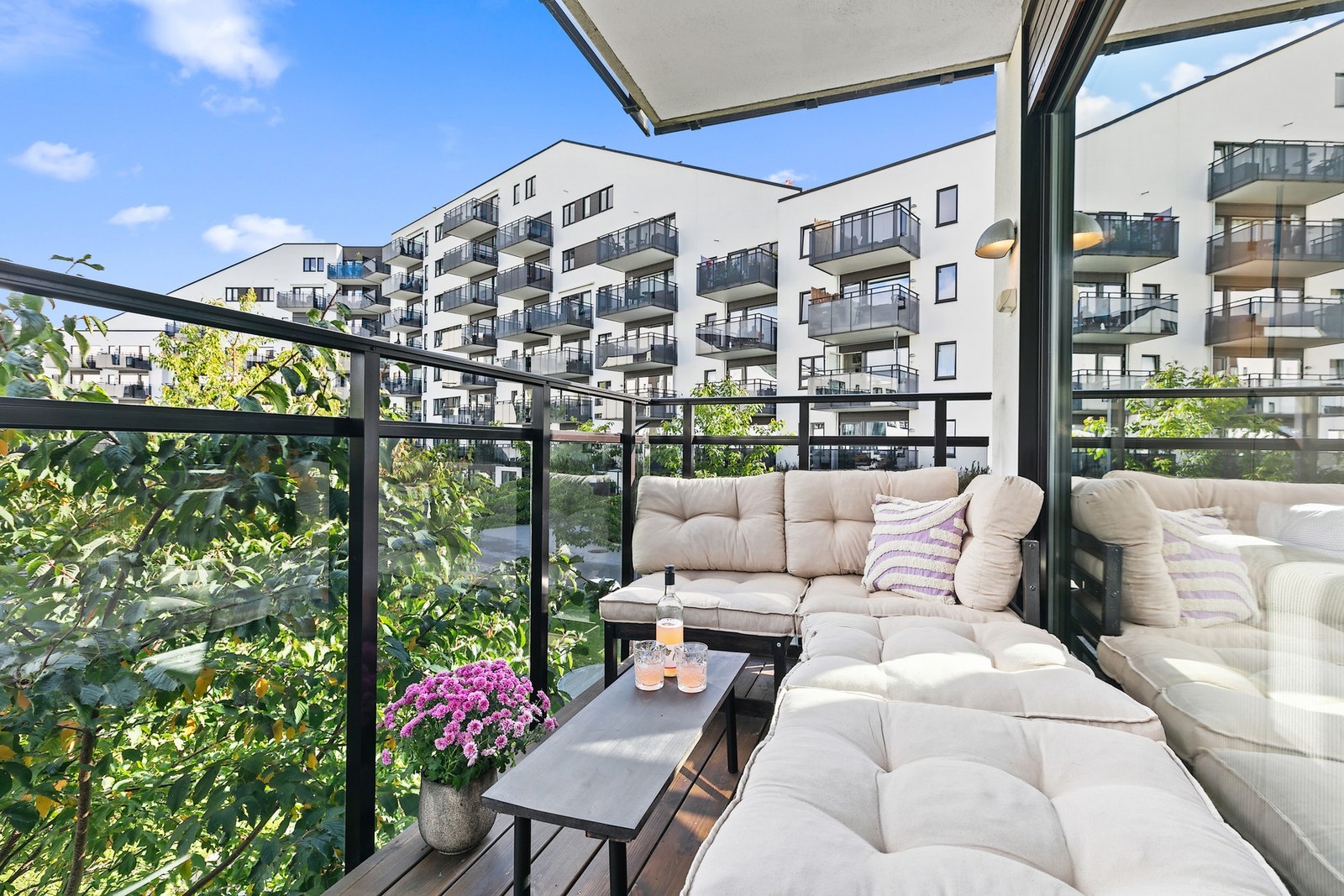 Balkongen har plass for et komfortabelt utendørsmøblement. Galleribilde