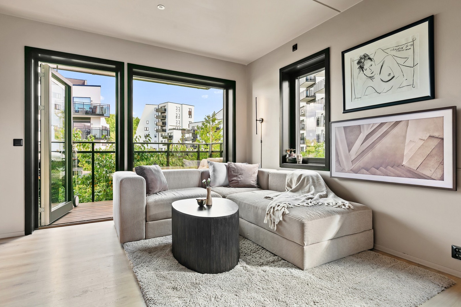 PrivatMegleren v/ Morten Bjørgum ønsker velkommen til visning av denne lyse og moderne 3-roms hjørneleiligheten med god intern beliggenhet og 2 balkonger! Galleribilde