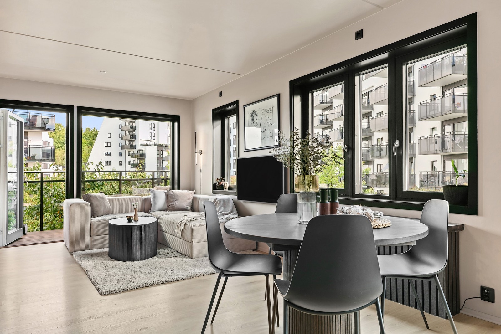 Hjørneleiligheten har en flott planløsning med stue, kjøkken og spisestue i åpen løsning. Galleribilde