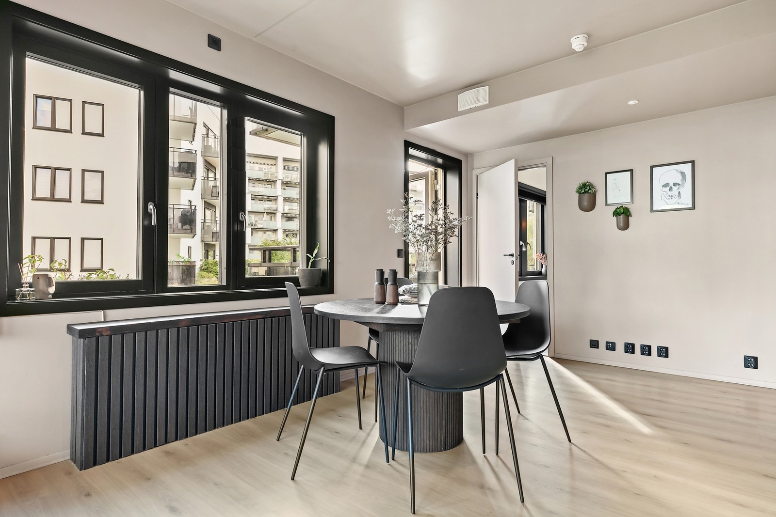 Stue/kjøkken/spiseplass har deilig innfall av dagslys og et dagsaktuelt preg. Galleribilde