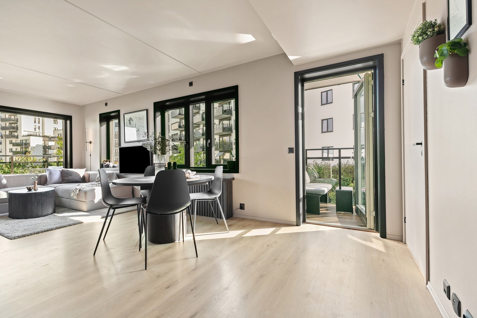 Fra kjøkken/spiseplass er det utgang til en nordøstvendt balkong på 3 m². Galleribilde