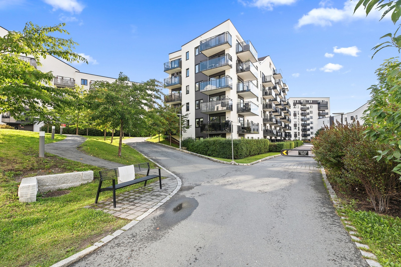 Boligen ligger rolig til, samtidig som det gir en enkel hverdag med nærhet til parkanlegg, kollektivtransport og handel. Galleribilde