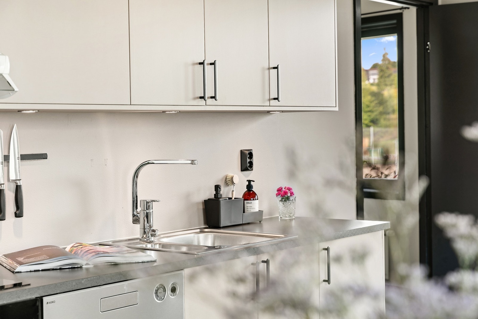 Kjøkkeninnredningen har benkeplate av laminat med oppvaskkum i stål. Galleribilde