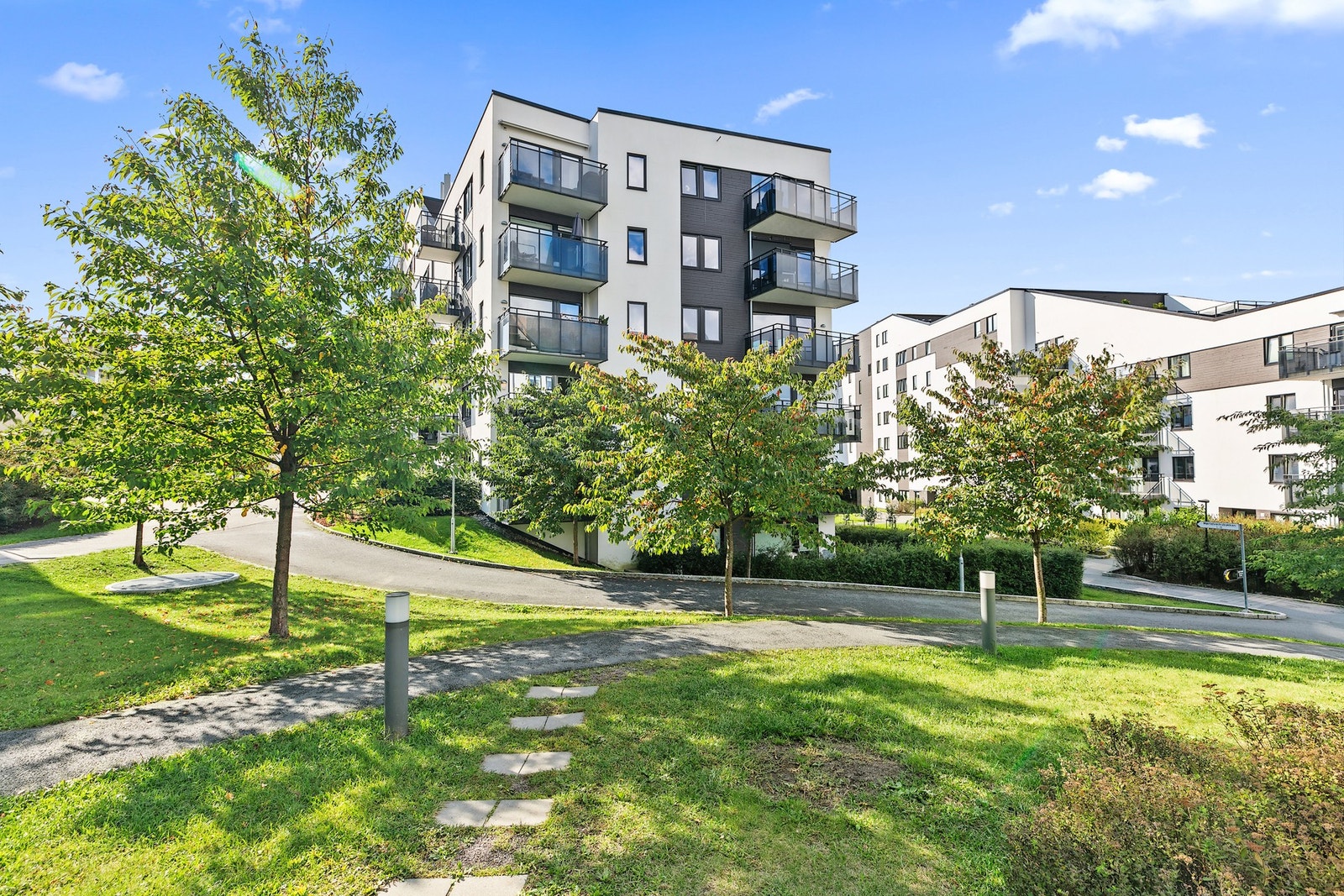 Fellesarealene har pen beplantning, plenarealer og sosiale møteplasser. Galleribilde