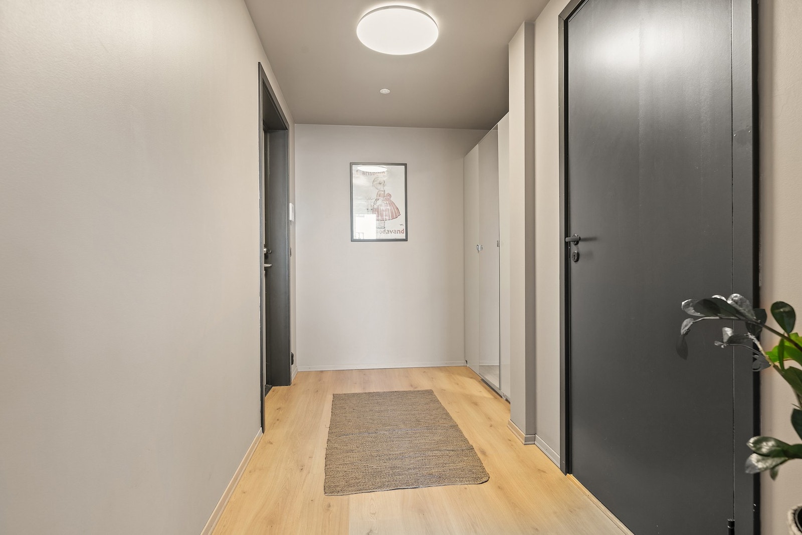 Entréen har klesoppheng og godt med oppbevaring i en romslig garderobe med speilfronter. Galleribilde