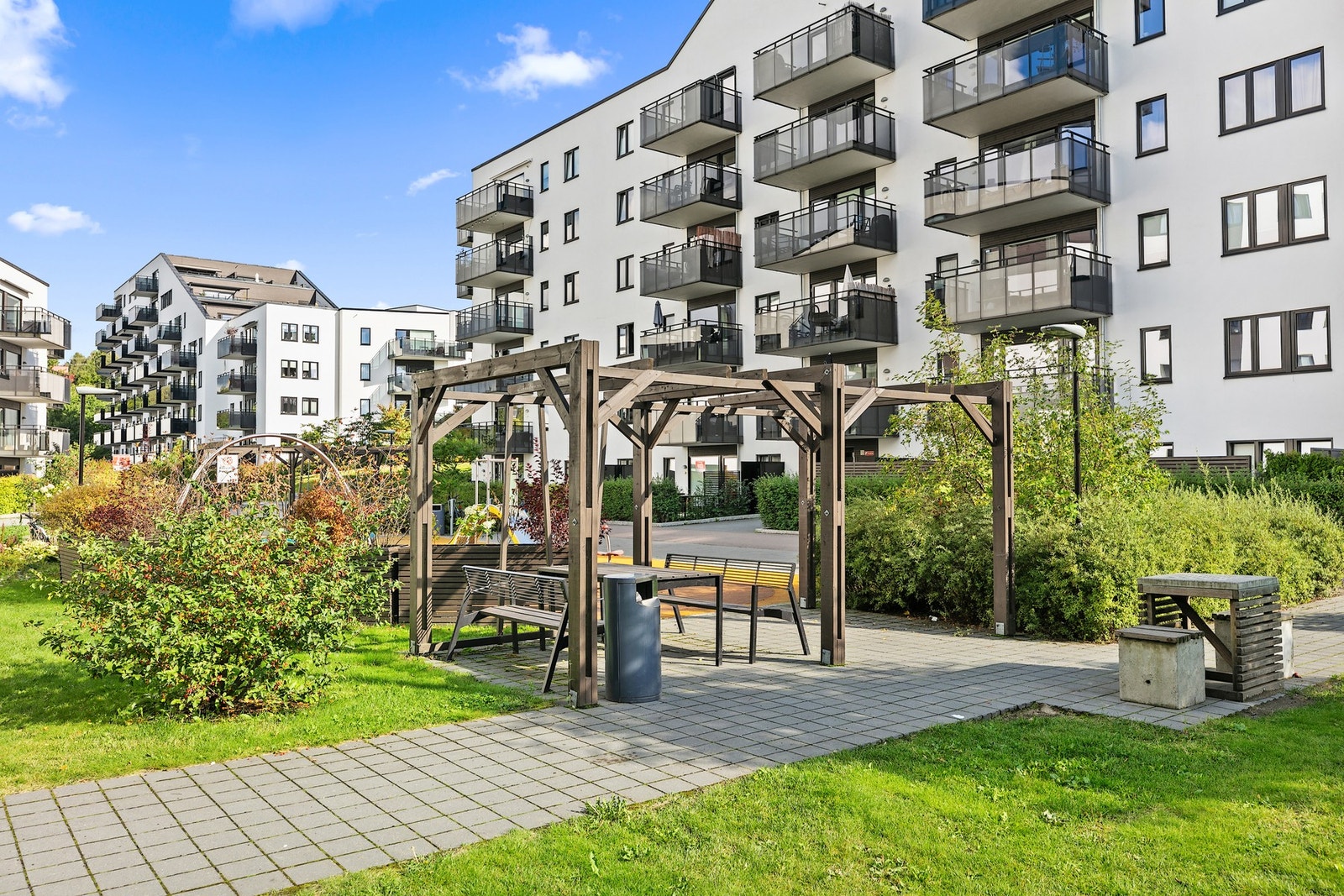 Det aktuelle boligbygget ligger skjermet til i et hyggelig nærområde med villabebyggelse og nye moderne boligkompleks. Galleribilde