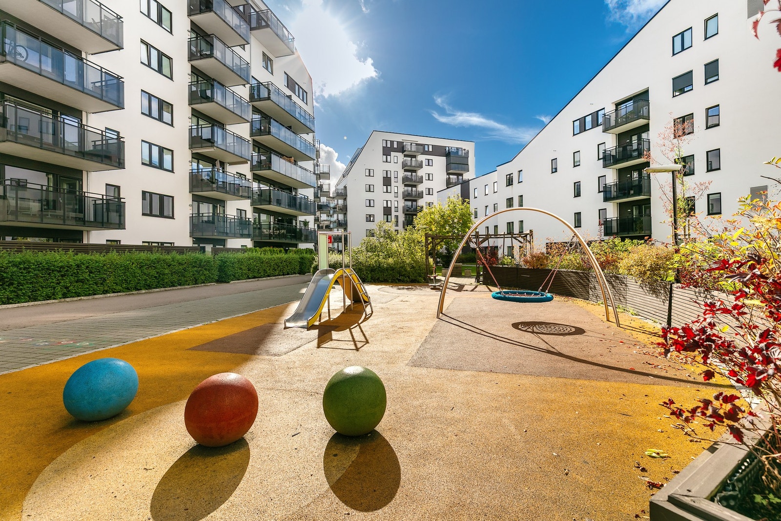 Velstelte fellesarealer med lekeplass og koselige sittegrupper for beboernes bruk.. Galleribilde