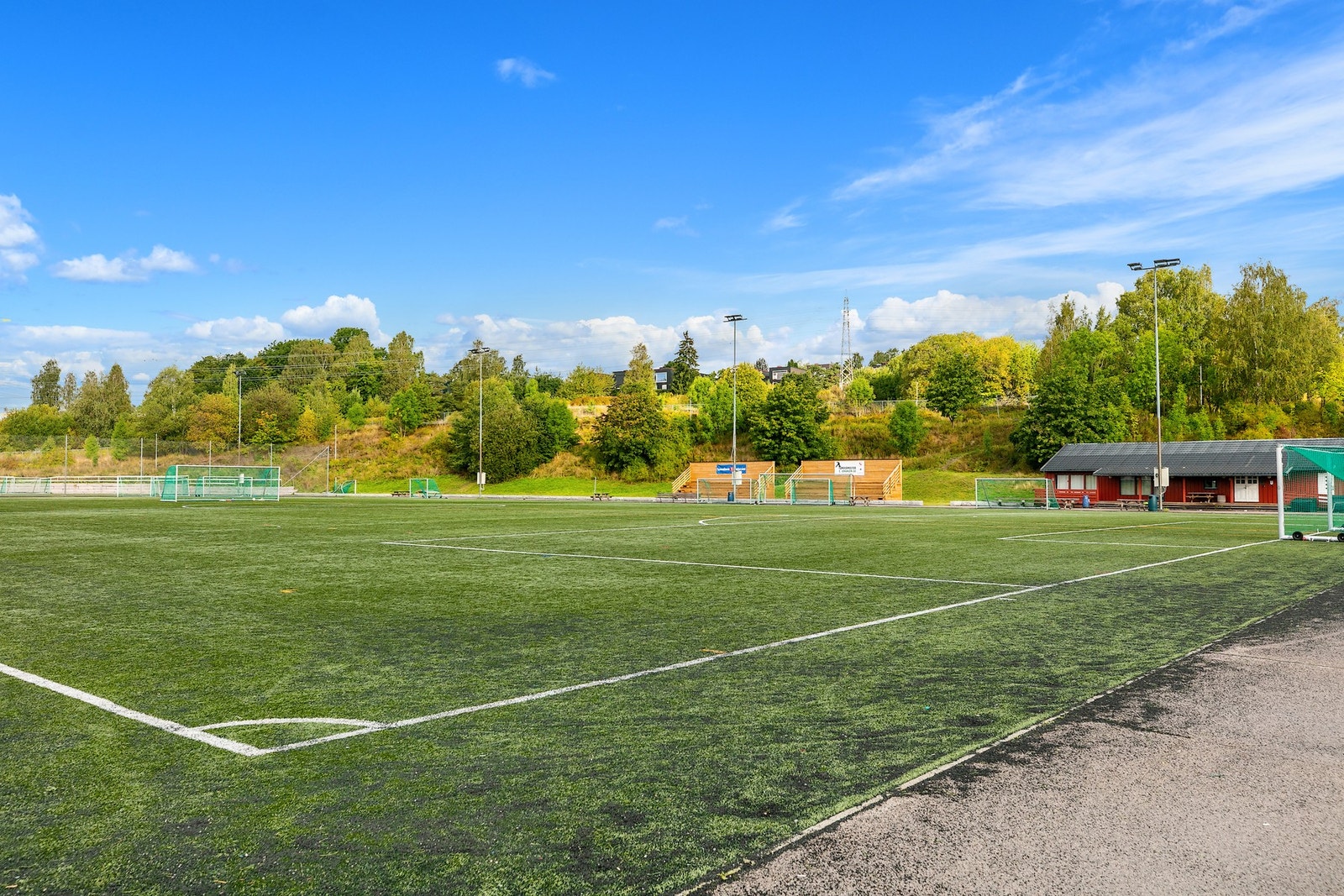 Umiddelbar nærhet til flere fotballbaner, ishall, flerbrukshall og treningsapparater. En ny tuftepark ligger også rett i nærheten, perfekt for aktivitet og trening utendørs. Galleribilde