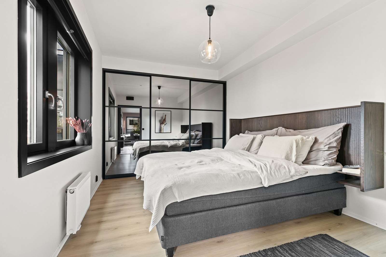 Hovedsoverom har stor skyvedørsgarderobe og smakfulle overflater. Galleribilde