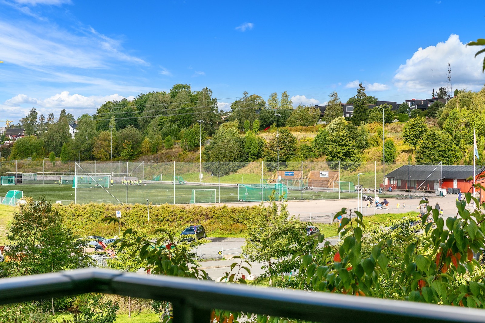 Det hyggelige bomiljøet grenser direkte til parkanlegg og idrettsanlegg tilknyttet Hasle/Løren idrettslag. Galleribilde