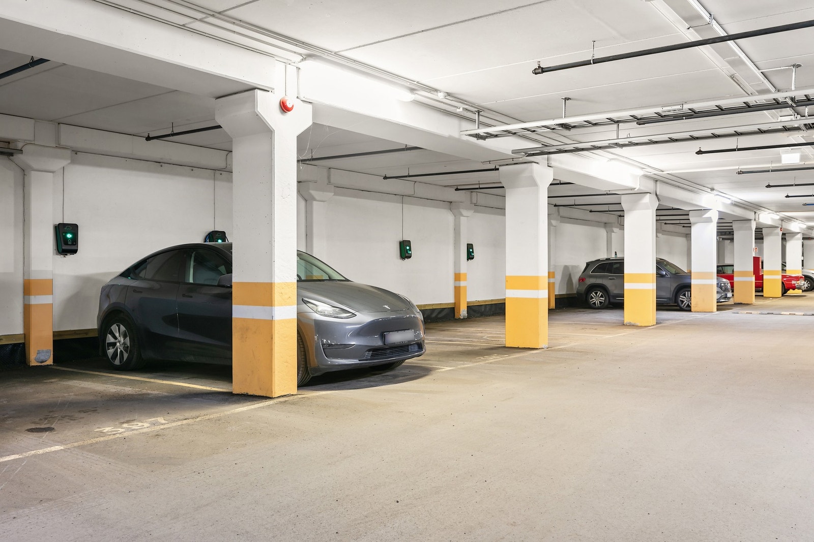 Det følger med rett til garasjeplass m/ EL i et lukket og oppvarmet garasjeanlegg. Sameiet har også et romslig felles sykkelrom tilgjengelig for beboerne. Galleribilde