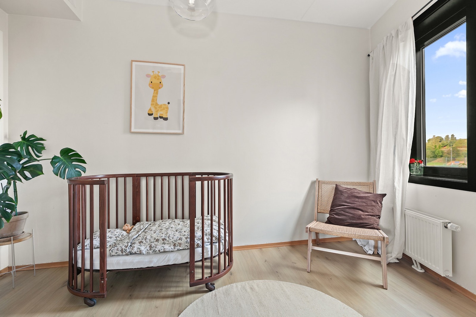 Soverommet er innredet som barneværelse, men vil også kunne innredes med enkeltseng og diverse oppbevaringsmøbel. Galleribilde