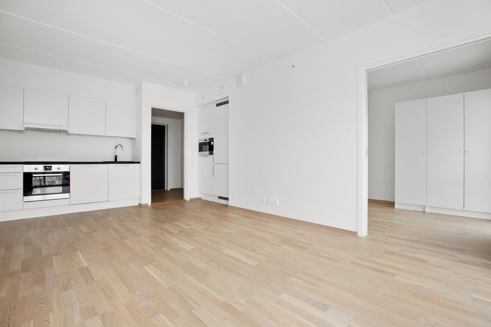 Stue mot kjøkken og soverom_ før den ble møblert Galleribilde