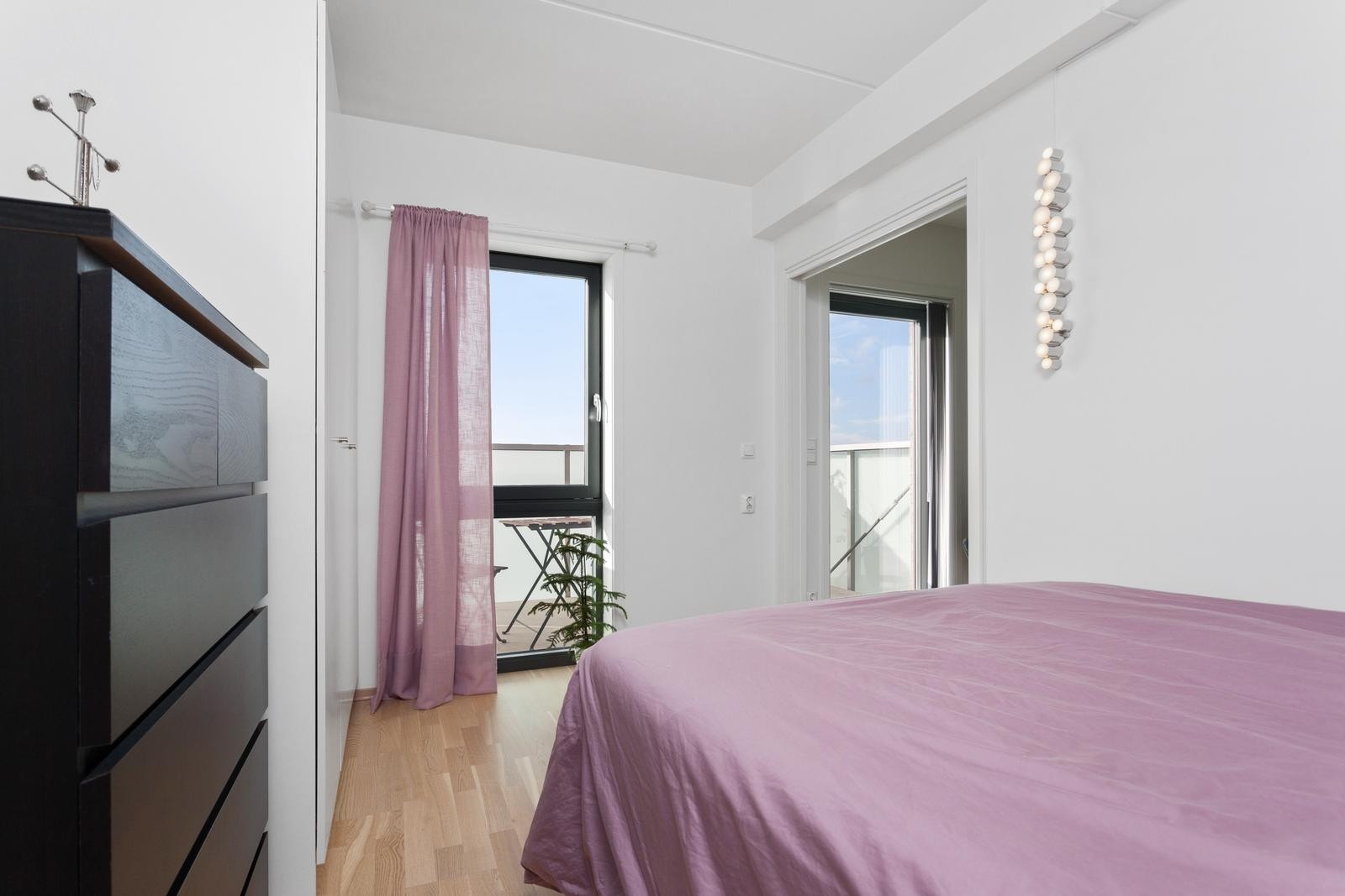 Lys og delikat soverom med skapplass og god plass til dobbeltseng Galleribilde