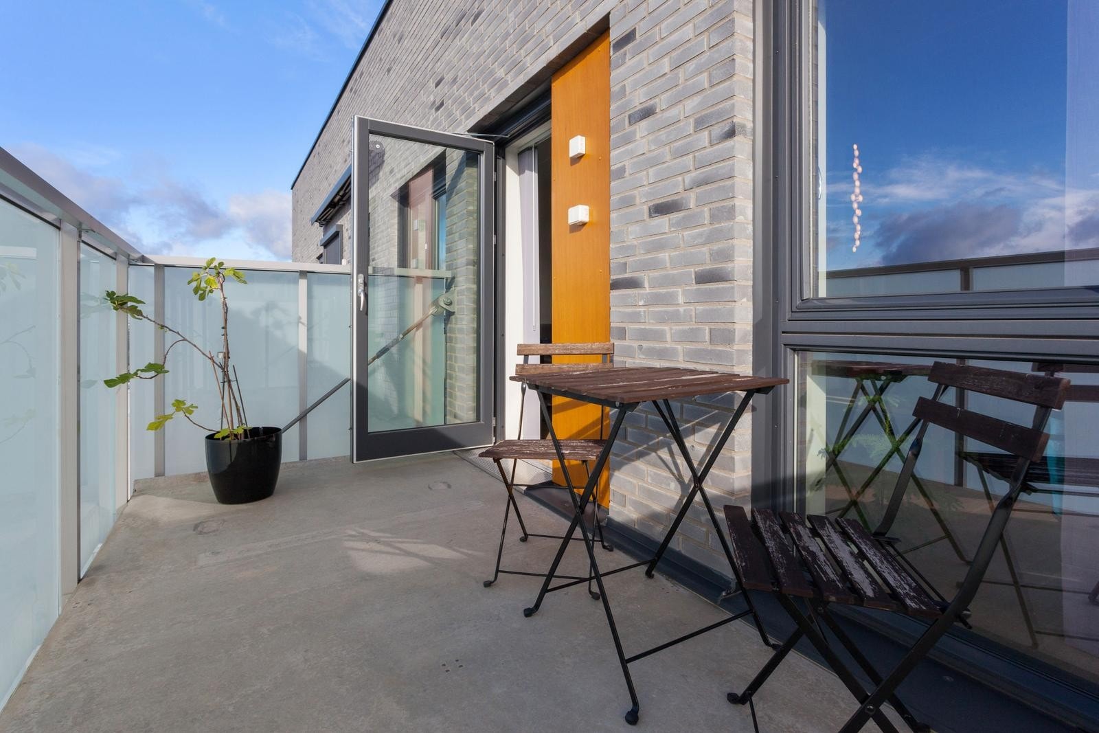 Romslig balkong med gode utsikts- og solforhold Galleribilde