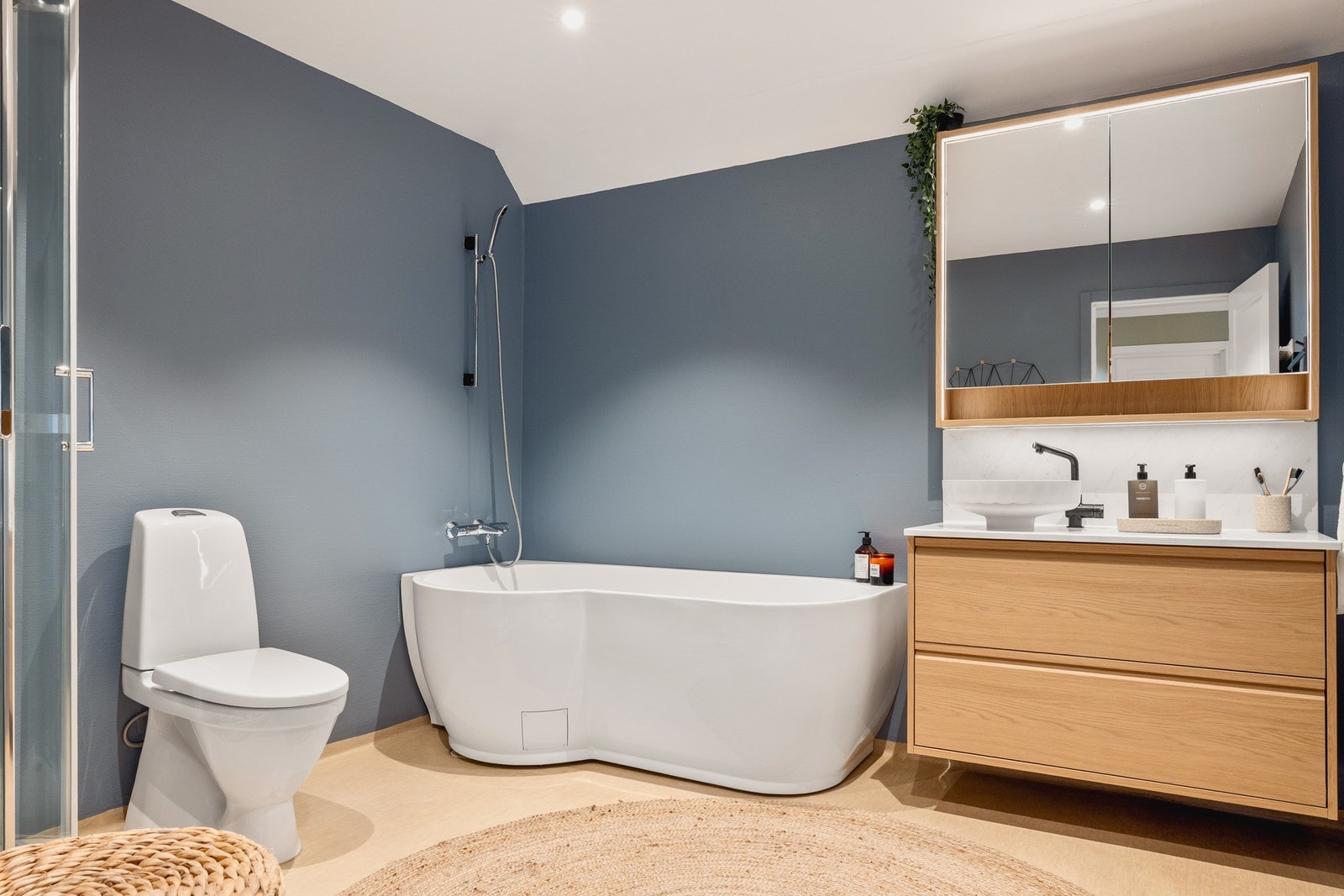 Badet har belegg på gulv med underliggende varmekabler, og malt strie på vegger. Galleribilde