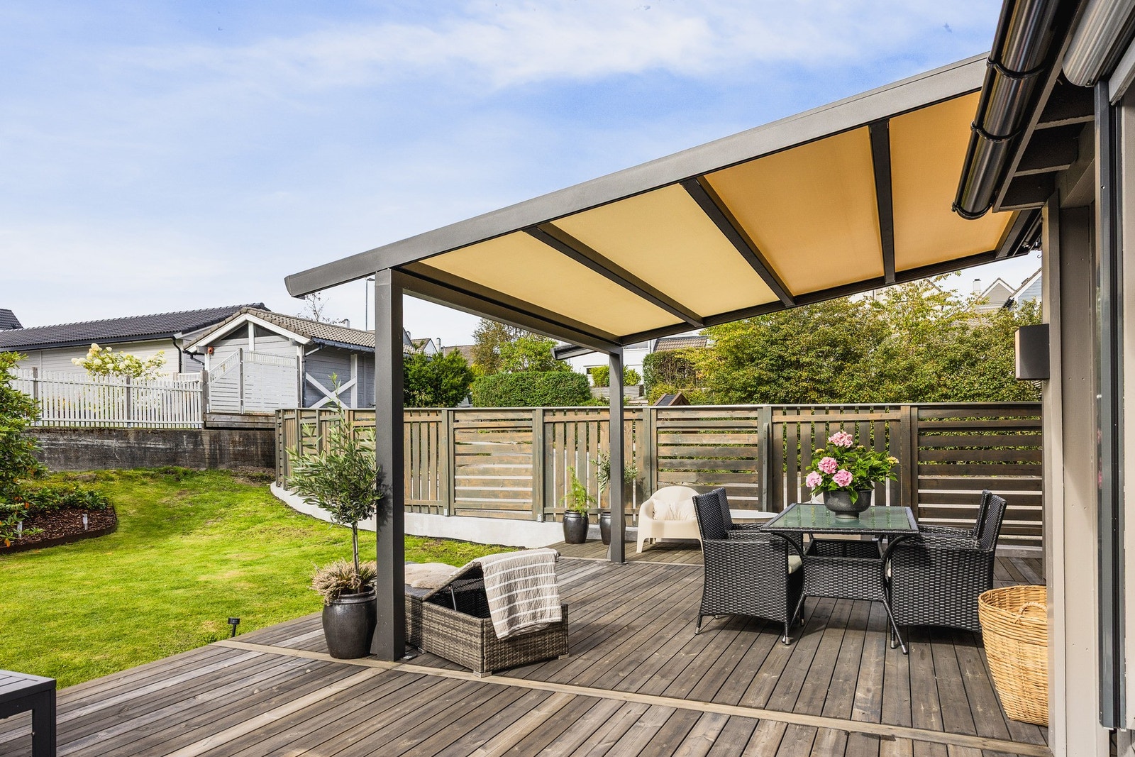 En svært flott uteplass som kan nytes både for de store og de små! Galleribilde