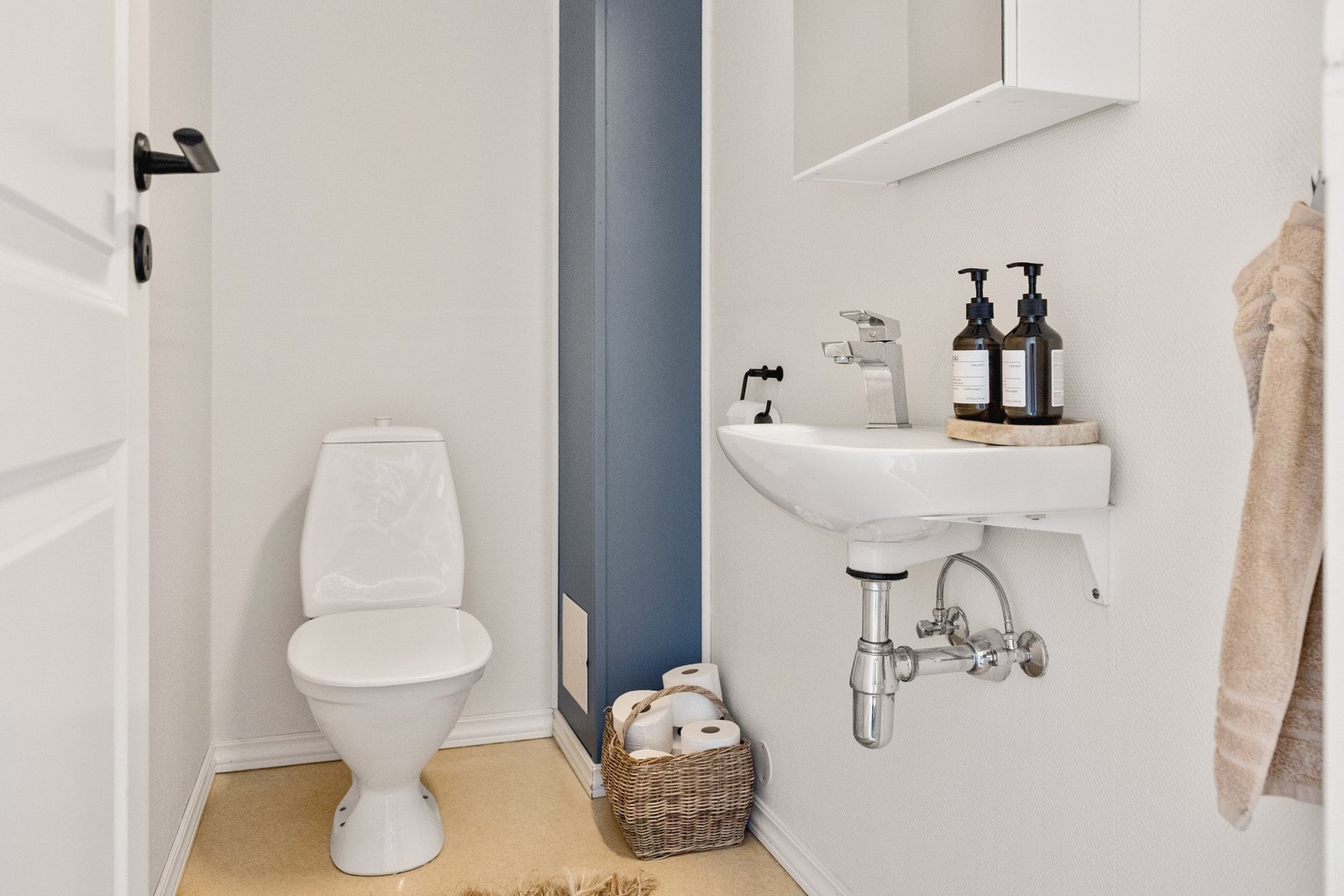 Etasjen har et toalettrom som ligger praktisk til i denne etasjen ved gangen. Galleribilde