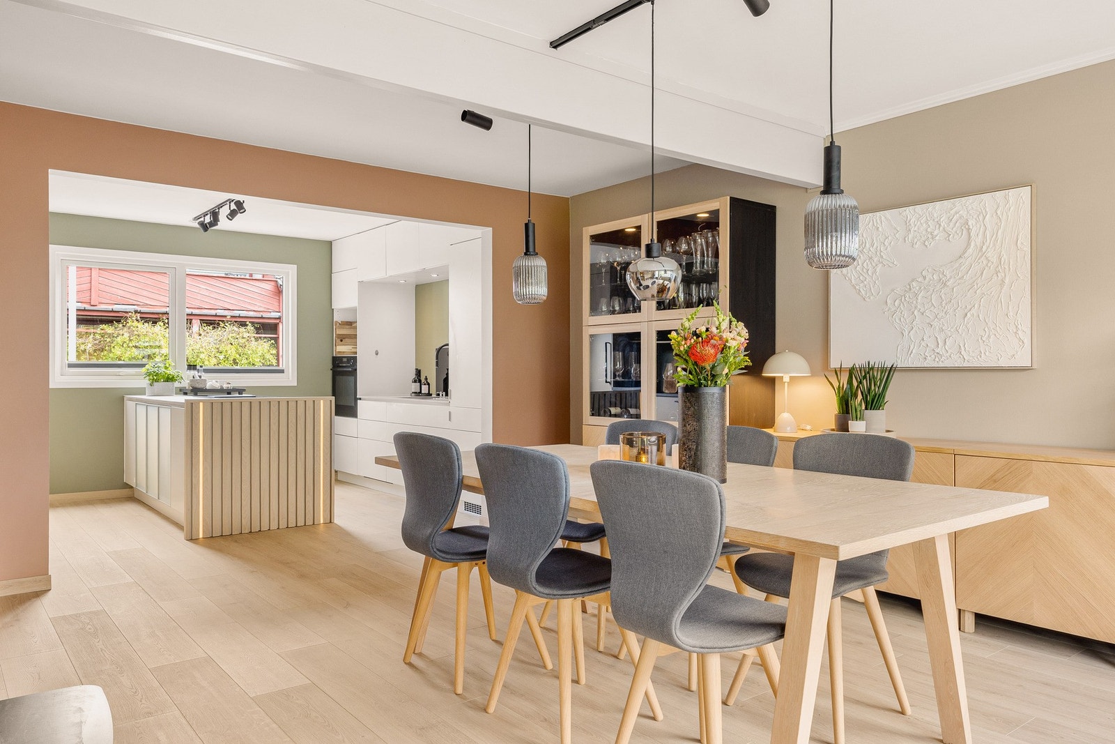 I stuen er det både peis og varmepumpe for oppvarming, ikke minst kan også varmepumpen kjøle på varmere dager! Galleribilde