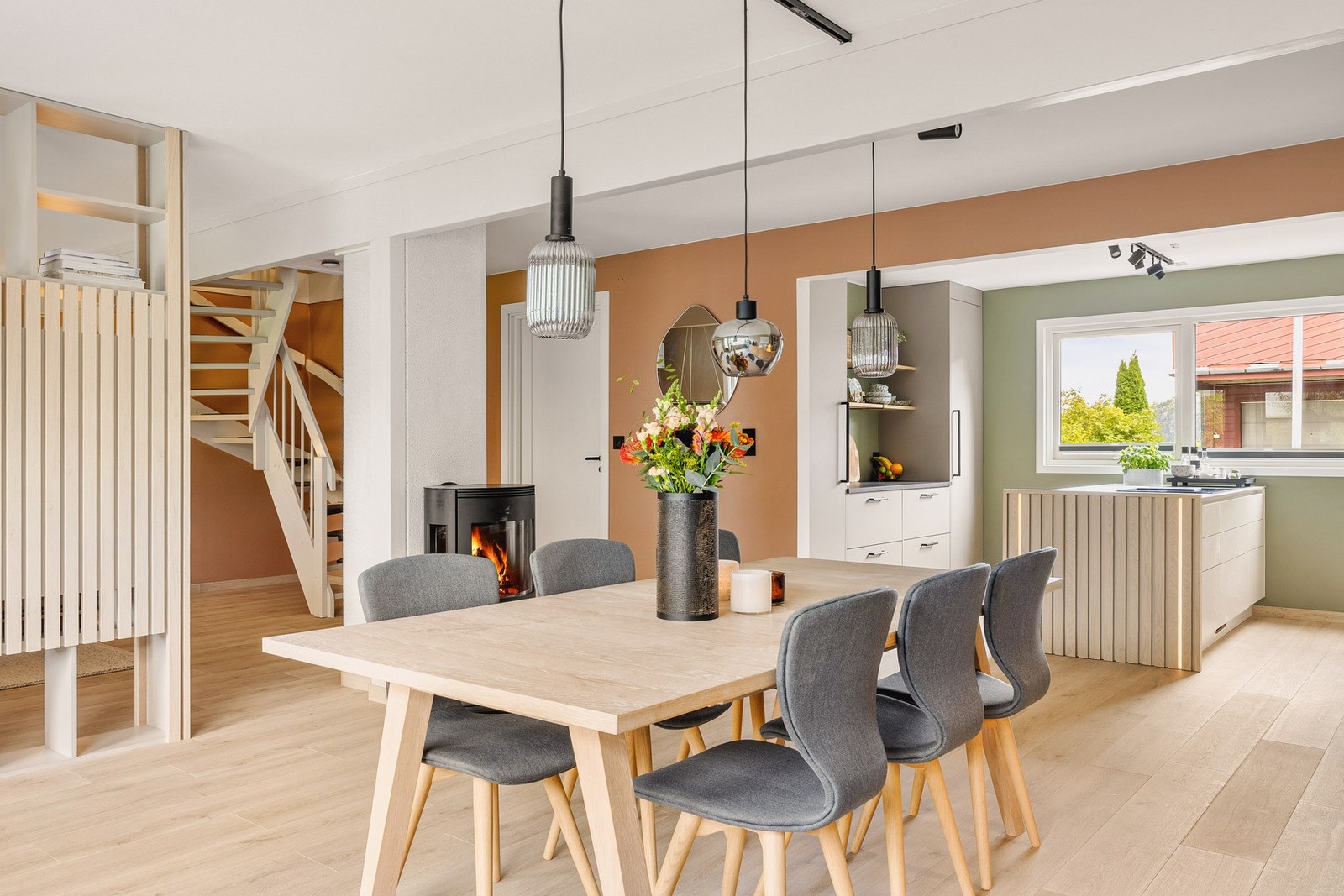 Kjøkkenet ligger i en åpen løsning mot stuen og måles til 12 kvm. Galleribilde