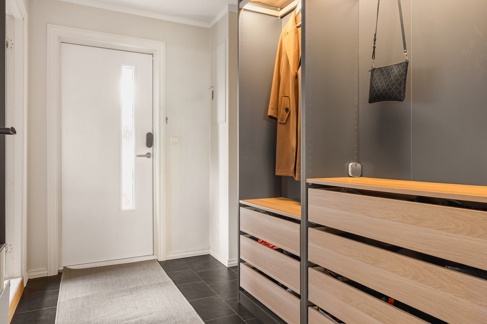 Velkommen inn! Det første du møter er en entré som måles til 5 kvm. Galleribilde