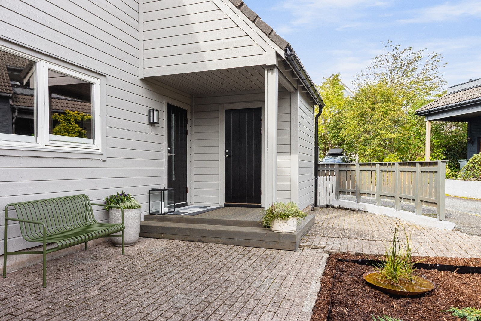 Ved inngangspartiet er det en ekstern utebod som måles til ca. 5 kvm. Galleribilde