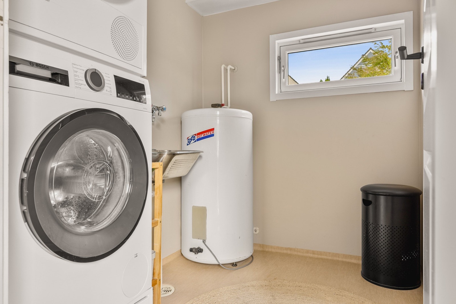 Det praktiske vaskerommet er innredet med utslagsvask og har opplegg for vaskemaskin og plass til tørketrommel i tårn, samt at det er god plass til diverse oppbevaringssytemer ved behov. Galleribilde