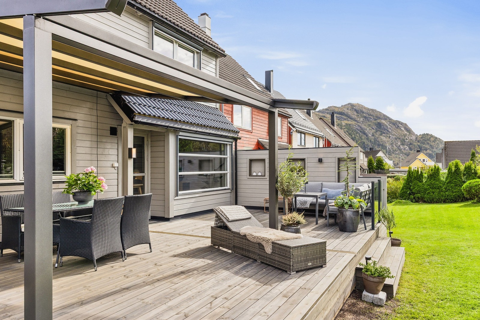 Leveggen skjermer terrassen fra naboer og skaper en lun krok. Galleribilde