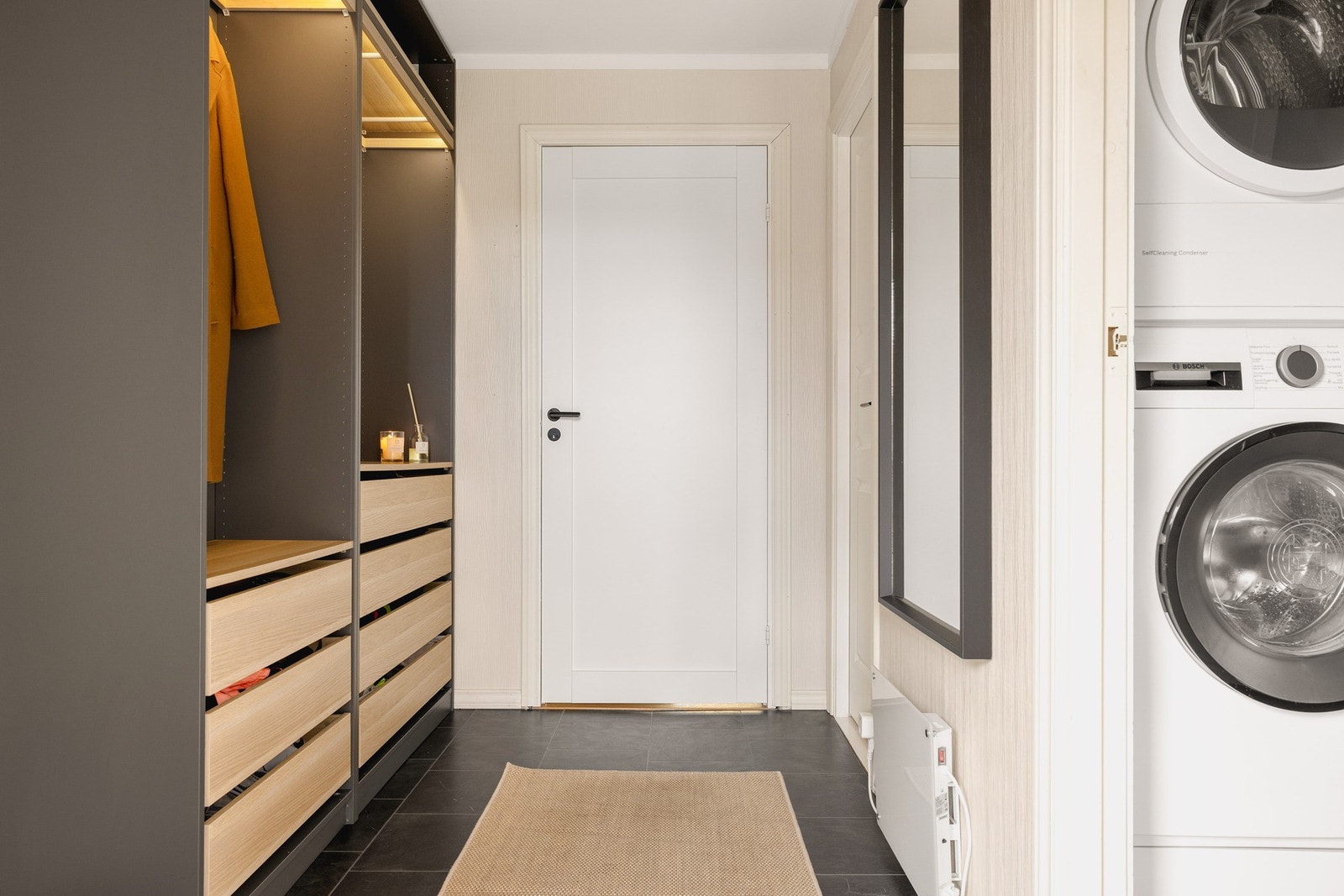 Her er det godt med oppbevaringsplass til yttertøy og sko i en praktisk garderobe. Galleribilde