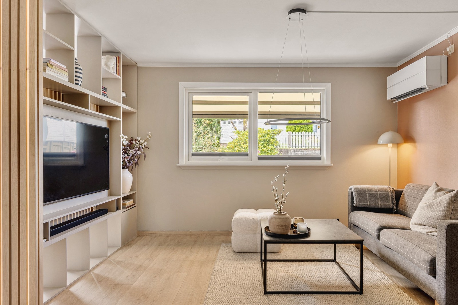 Man har god plass til en sofakrok av god størrelse. Galleribilde